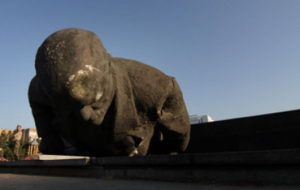 В Мариуполе горсовет начал демонтаж всех памятников Владимиру Ленину