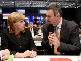 А.Меркель призвала В.Кличко использовать свои контакты в Германии