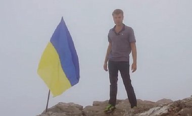 В Крыму на горе Ай-Петри установили украинский флаг