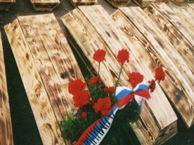 С могил псковских десантников сняли таблички с именами