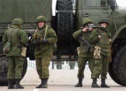 Очевидцы: Новоазовск окружен бронетехникой, вошедшие военные отлично экипированы