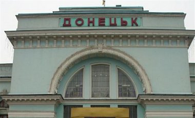 В Донецке обстреляли вокзал: горят торговые павильоны