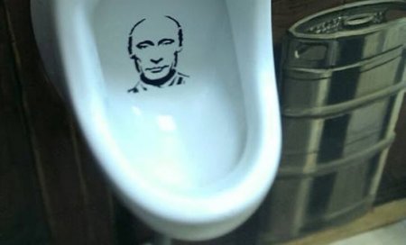В одном из ресторанов Львова на писсуары наклеили портреты Путина (ВИДЕО)