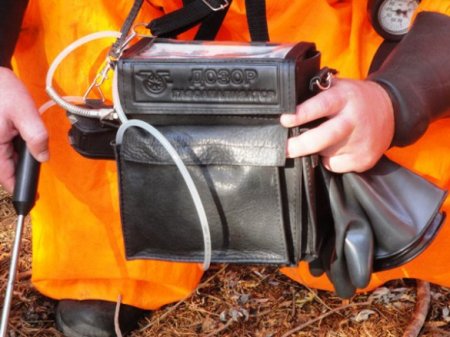 В Киеве спасатели обнаружили в лесу баллоны с неизвестным газом