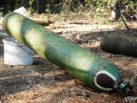 В Киеве спасатели обнаружили в лесу баллоны с неизвестным газом