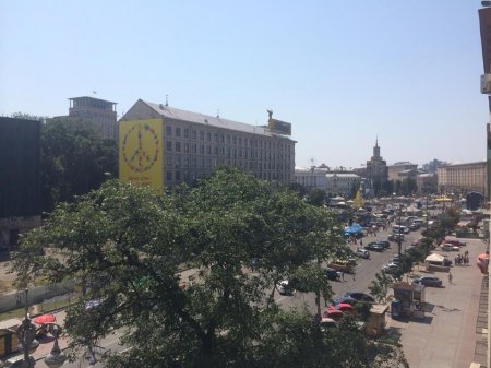 Начало вече на Майдане откладывается, людей очень мало