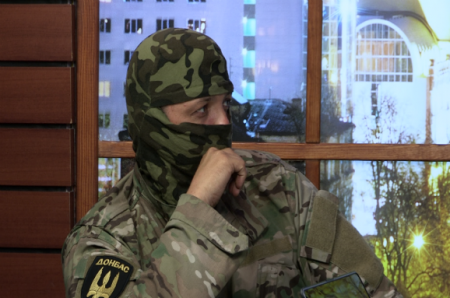 Командир "Донбасса" объяснил, почему прячет лицо