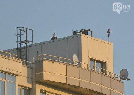 В Донецке террористы установили зенитку на крыше бизнес-центра (Фото)