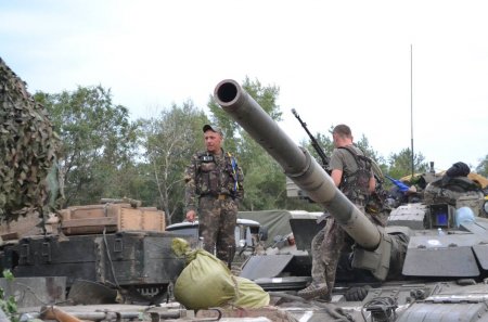 Силы АТО окружили боевиков в районе Стаханова, Алчевска и Луганска, - СНБО