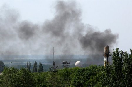 В Донецке раздаются взрывы, над городом низко курсируют самолеты - горсовет