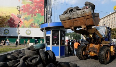 «Майдановцы» уступили Крещатик. Видео