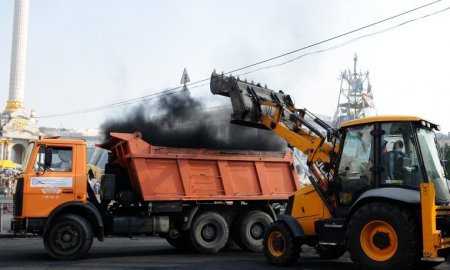 «Майдановцы» уступили Крещатик. Видео