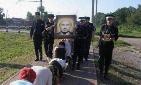 Маразм крепчал. Россияне теперь молятся Путину. Фото