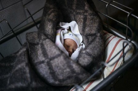 Будни Донецка: Бомбоубежище в родильном доме (фото)