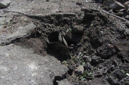 В Донецке из-за попадания снарядов повреждены ряд жилых домов, магазинов и гаражей, - мэрия