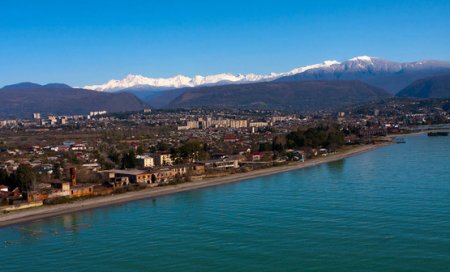 В Абхазии больше нельзя ходить в купальниках, но можно пить и курить