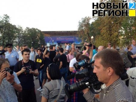 В Москве разогнали митинг против ввода войск в Украину (ФОТО)
