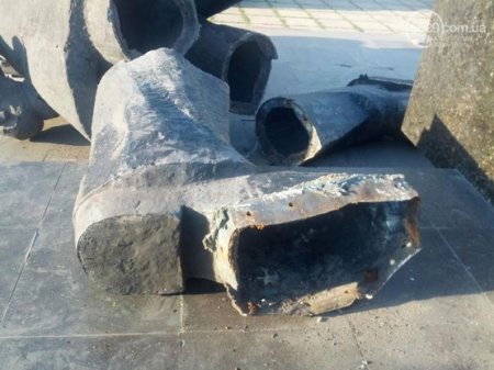 В Мариуполе снесли памятник Ленину (ФОТО)