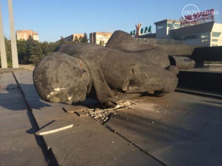 В Мариуполе снесли памятник Ленину (ФОТО)