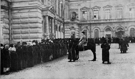 Ничто так не побуждает к смене режима, как очереди за хлебом