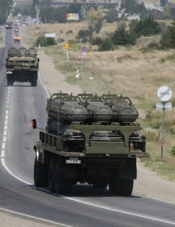 Журналисты засняли грузовики с ракетами для ЗРК «Бук», в 20 км от границы с Украиной