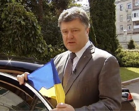Порошенко гордится украинцами, которые сегодня раскрасили высотку в цвета государственного флага в Москве. Видео