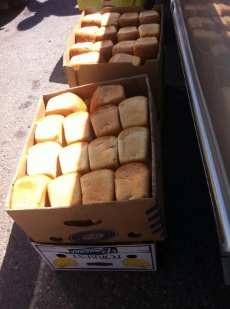 Жители Славянска передают хлеб на только освобожденные территории. Фото