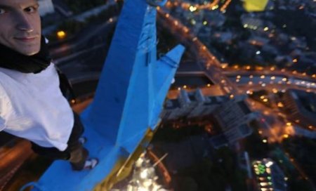 Украинец, раскрасивший московскую высотку, готов сдаться в обмен на Савченко