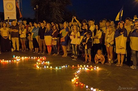 Одесситы зажгли свечи в память о погибших в борьбе за единство Украины