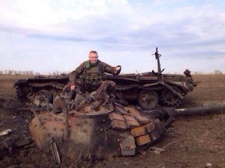 Главарь «Оплота» фотографируется на подбитом российском танке (Фото)