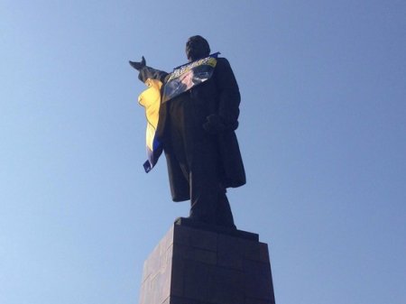 Запорожский Ленин в сине-желтом плаще послал Путина на х.. (ФОТО)