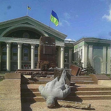 В освобожденном от боевиков Северодонецке упал памятник Ленину В освобожденном от боевиков Северодонецке упал памятник Ленину