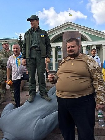 В освобожденном от боевиков Северодонецке упал памятник Ленину В освобожденном от боевиков Северодонецке упал памятник Ленину