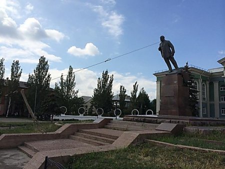 В освобожденном от боевиков Северодонецке упал памятник Ленину В освобожденном от боевиков Северодонецке упал памятник Ленину