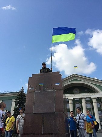 В освобожденном от боевиков Северодонецке упал памятник Ленину В освобожденном от боевиков Северодонецке упал памятник Ленину