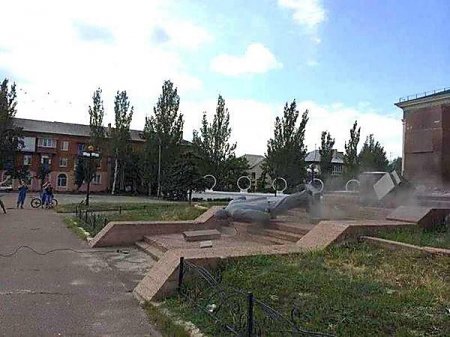 В освобожденном от боевиков Северодонецке упал памятник Ленину В освобожденном от боевиков Северодонецке упал памятник Ленину