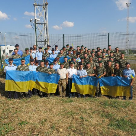 Заблокированные на территории РФ украинские пограничники весь день «троллили» россиян желто-синими флагами