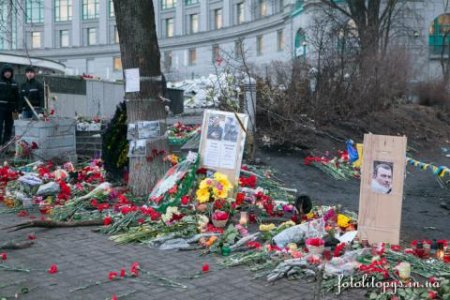 Порошенко, Яценюк, Турчинов и Кличко возложили цветы в к Кресту на месте гибели Небесной Сотни