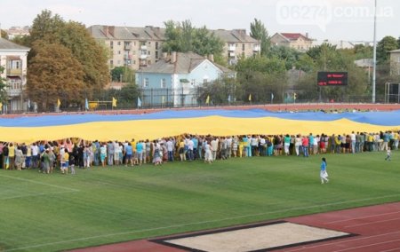 Самый большой флаг Украины развернули в Артемовске (фото)