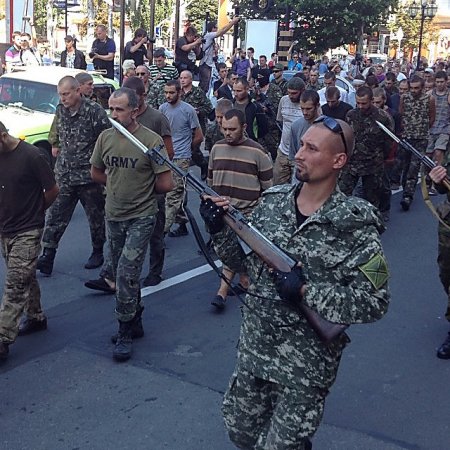 «Парад» украинских военнопленных в Донецке террористы провели по указке из Москвы
