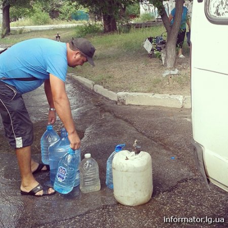 Жители Лугаеска вынуждены собирать дождевую воду (фото)
