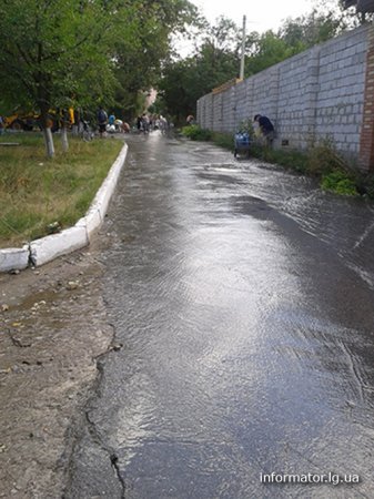 Жители Лугаеска вынуждены собирать дождевую воду (фото)