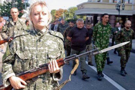 Пленных в Донецке конвоировала «министр культуры ЛНР» с винтовкой