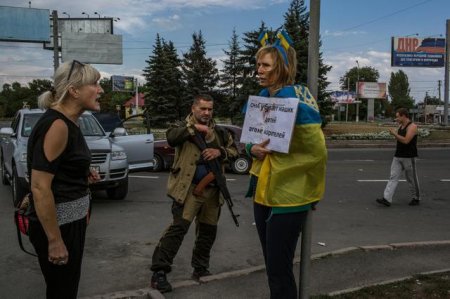 Террористы ДНР Привязали украинскую патриотку к столбу и избивают ее. ФОТО