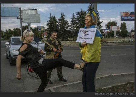 Террористы ДНР Привязали украинскую патриотку к столбу и избивают ее. ФОТО