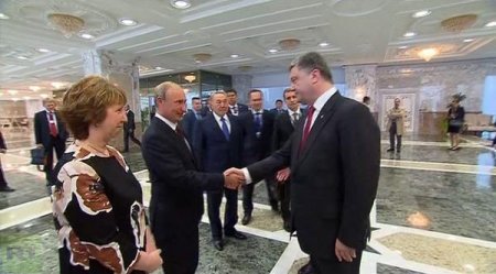 Порошенко пожал руку Путину. Фото. Видео