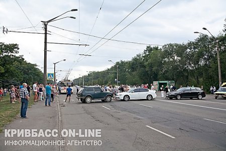 В Кривом Роге родственники бойцов, находящихся в окружении под Иловайском, перекрыли трассу