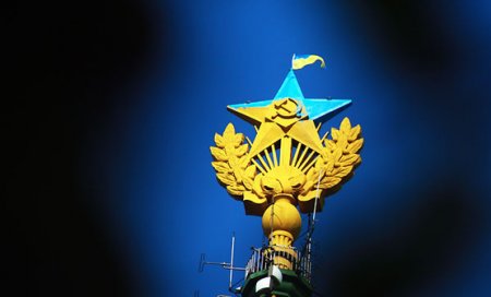 Спецслужбы РФ продолжают задерживать новых подозреваемых в причастности к раскрашиванию звезды в цвета украинского флага