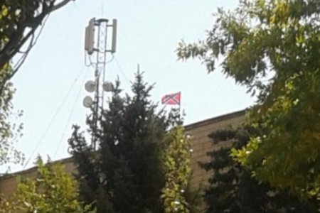 В Новоазовске над зданием райгосадминистрации поднят флаг "Новороссии"