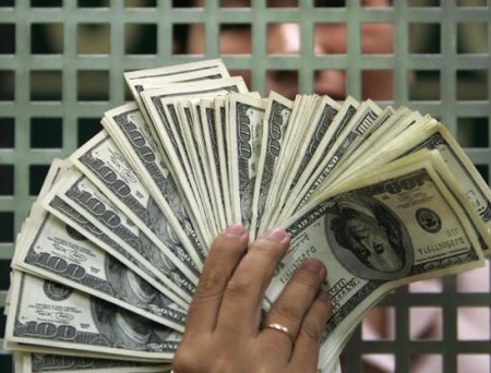ПриватБанк ограничил продажу валюты в эквиваленте 100 долларов в сутки